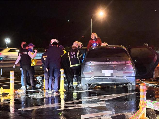 国道1号南向约70公里处杨梅休息站内，25日晚间7时许， 1辆电动车因不明原因自撞分隔岛后随即起火燃烧，共2死， 6人受伤，前方正副驾驶及后座6名孩童，共8人疑似超载，详细起火原因仍待警方调查中。（廖姮玥摄）