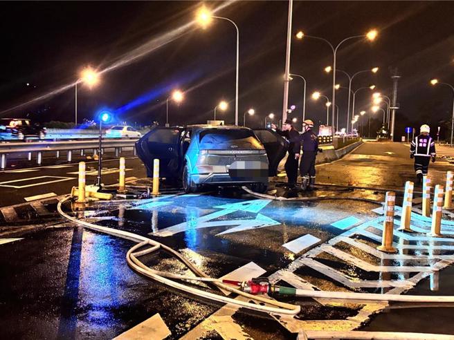 国道1号南向约70公里处杨梅休息站内，25日晚间7时许， 1辆电动车因不明原因自撞分隔岛后随即起火燃烧，共2死， 6人受伤，前方正副驾驶及后座6名孩童，共8人疑似超载，详细起火原因仍待警方调查中。（廖姮玥摄）