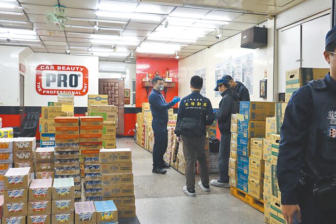 竹东镇北兴路24日傍晚发生枪击案件，5名不明人士持刀枪进入一家饮料行2楼，随即发生剧烈枪响，现场两人中枪。（邱立雅摄）