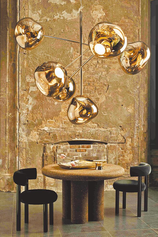 Tom Dixon Melt宇宙吊灯组（大、金星、220V），造型吸睛，光线有奇幻感。定价39万元。（北欧橱窗提供）