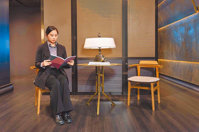 Promemoria的Misultin桌灯／床头灯，锤纹铜质结构，椭圆形灯罩以亚麻、纯棉面料或手工缝边丝绸制成。价格店洽。（吴松翰摄）