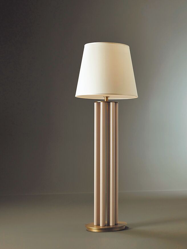 Promemoria的Clori立灯／阅读灯，光面铜质灯座和细节，皮革或木质结构，灯罩以亚麻、纯棉面料或手工缝边丝绸制成，价格店洽。（Yi&C.易雅居提供）