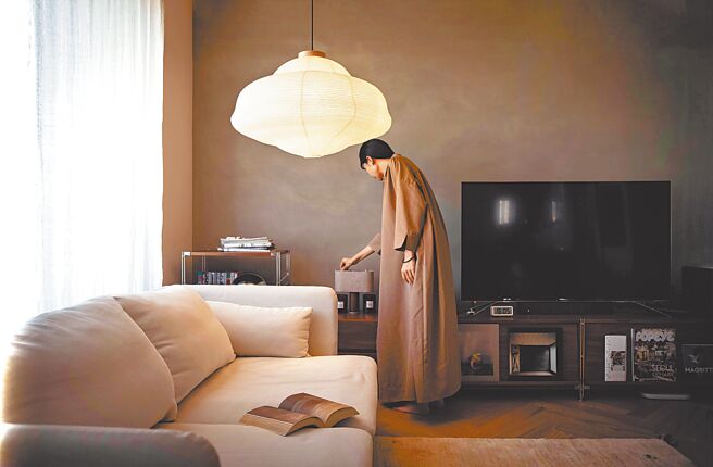 云朵造型的KIMU纸牛奶灯，6470元起。（Pinkoi提供）