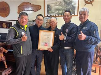 圓夢！宜蘭9旬翁盼大半輩子 終領到國小畢業證書