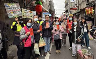 桃園南門市場年貨大街爆人潮 警宣導重要節日安全維護