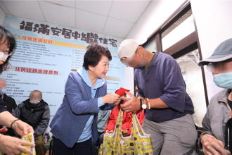 寒冬送暖關心街友 盧秀燕：中市春節社福服務不打烊