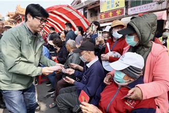 陳其邁走訪大樹、大社、燕巢祈福 發小紅包與民眾共迎新春