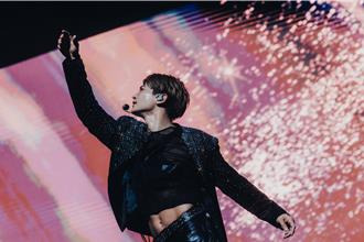 演出前先揪東海到健身房操肌！ SHINee珉豪港都開唱真的脫了