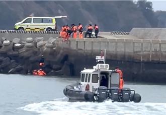金門九宮碼頭釣客落海 海巡艇馳援搶救送醫
