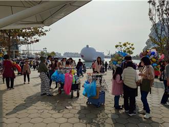 影》冬日遊樂園吉伊卡哇現亂象！盜版攤販＋奇葩表演惹議