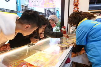 刮刮樂這樣挑「中獎率破7成」 老闆不藏私曝選號秘訣