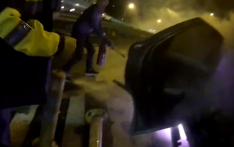 破窗惊见「她抱童」！火烧车警民救援视角 喷光15支灭火器抢命