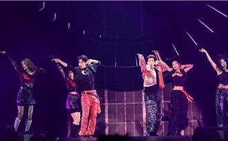 SJ D＆E拿春聯向拜早年！銀赫見台粉這一幕感動拭淚