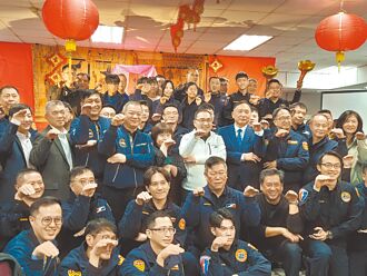 慰勞執勤員警 侯贈福袋、加菜金