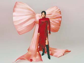 線條蜿蜒舞動 吊墜手袋添趣味