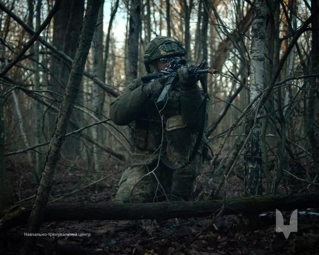 烏軍撤離大諾沃西爾卡，烏東防線面臨嚴峻危機。圖為進行火力偵察的烏軍特戰部隊。
（取自烏國國防部「X」帳號）