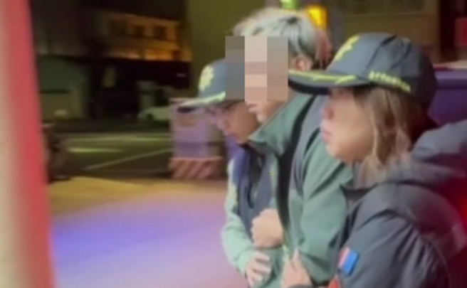 春节连假首日大街抢包包，曾姓男子得手价值3.3万元，6小时候就被警方逮捕。（翻摄画面）