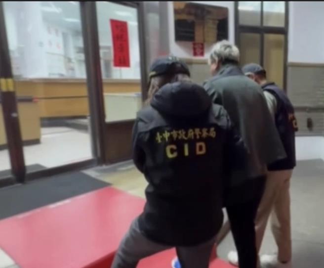 警方将曾男（中）逮捕到案。（照片由警方提供）