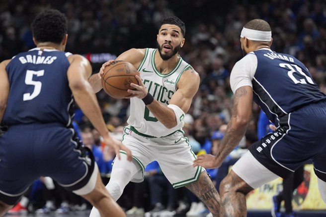 塔图面对两名独行侠包夹寻求突破机会。(美联社)