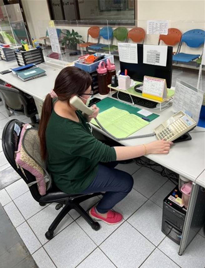 社会局社工值班受理民眾通报及谘询服务。（高雄市社会局提供／林雅惠传真）