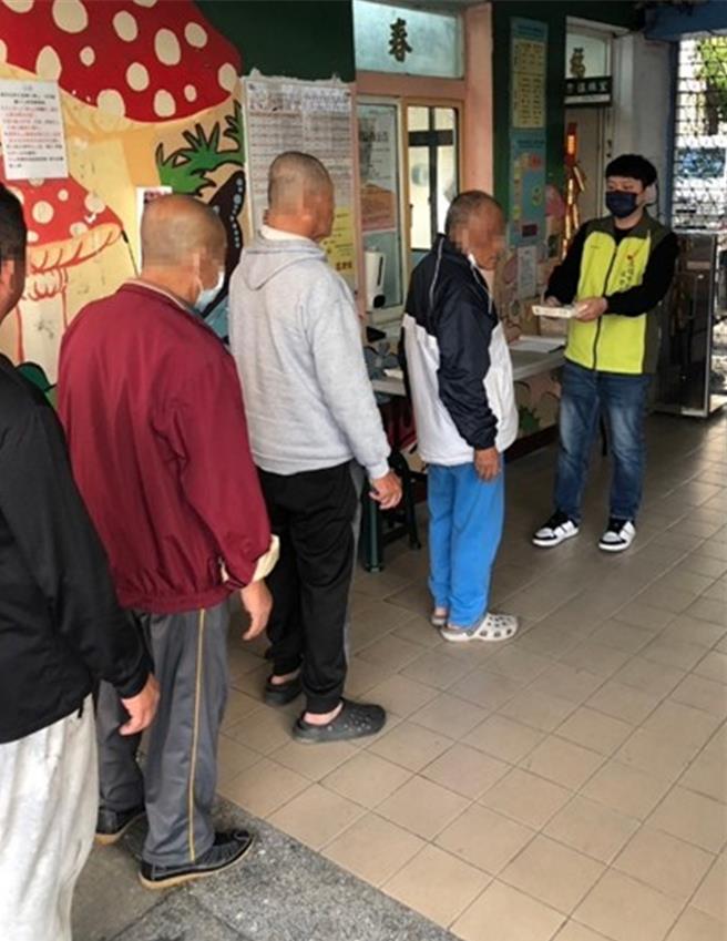 民眾至街友中心领取餐食。（高雄市社会局提供／林雅惠传真）