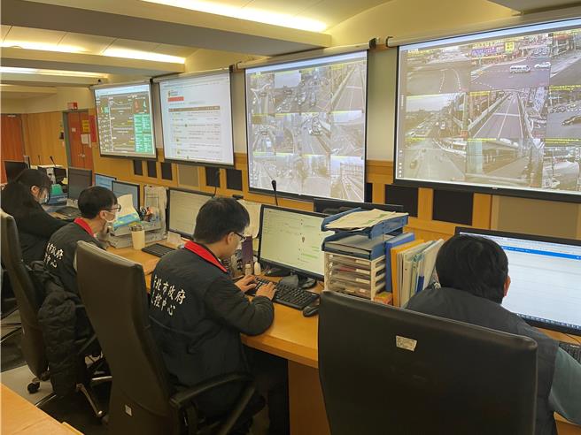 交通局交控中心24小时全天候监控路况。（交通局提供）