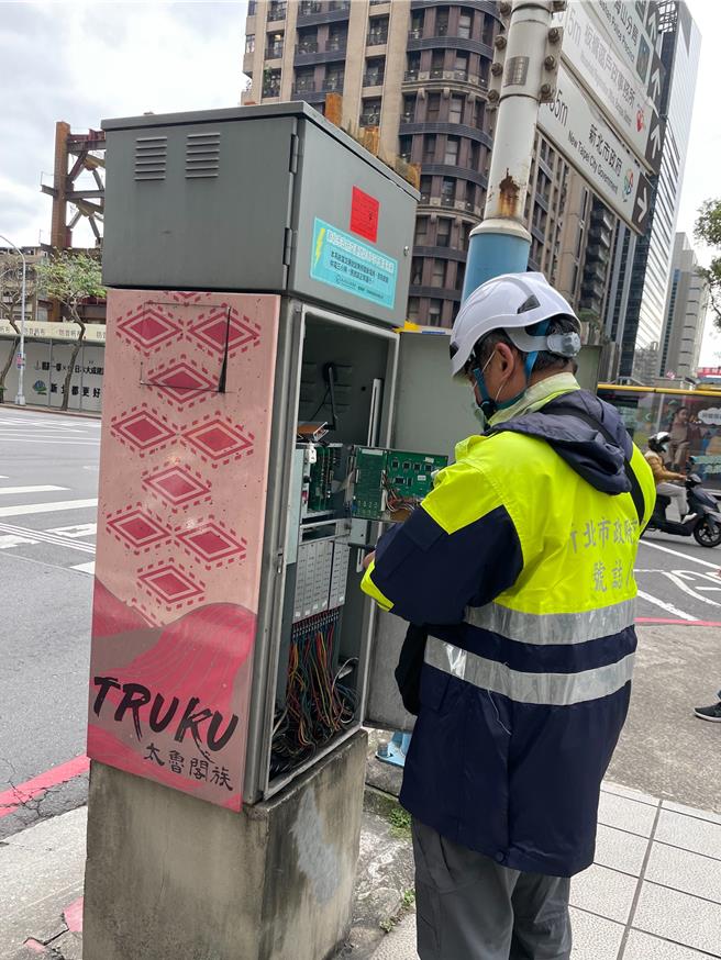 号志维修小组抢修作业。（交通局提供）