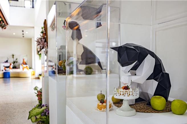 花莲「狗猫跃动园区」除收容流浪动物，也透过陈设逾20件模拟动物姿态的纸艺作品，拉近园区与民眾的距离，增加毛小孩被看见的机会。（花莲县政府提供／罗亦晽花莲传真）