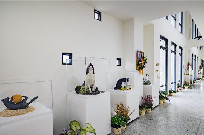 花莲「狗猫跃动园区」除收容流浪动物，也透过陈设逾20件模拟动物姿态的纸艺作品，拉近园区与民眾的距离，增加毛小孩被看见的机会。（花莲县政府提供／罗亦晽花莲传真）