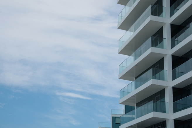 巴西一名成人網美約2名男子到飯店拍片，卻在過程中從陽台墜樓身亡。（示意圖：Shutterstock／達志）