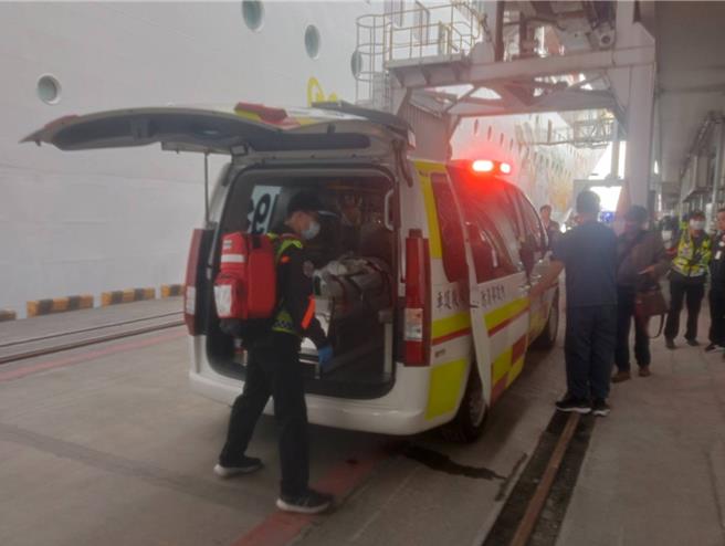 基隆港务消防局26日上午接获船务代理公司通报，指邮轮上有旅客需要紧急救援，上午9时25分左右，在东3码头接获伤者后，紧急送往基隆长庚医院急救。（翻摄照片／张志康基隆传真）