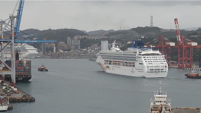 基隆港务消防局26日上午接获船务代理公司通报，指邮轮上有旅客需要紧急救援，上午9时25分左右，在东3码头接获伤者后，紧急送往基隆长庚医院急救。图为26日进港的挪威邮轮天空号。（翻摄照片／张志康基隆传真）