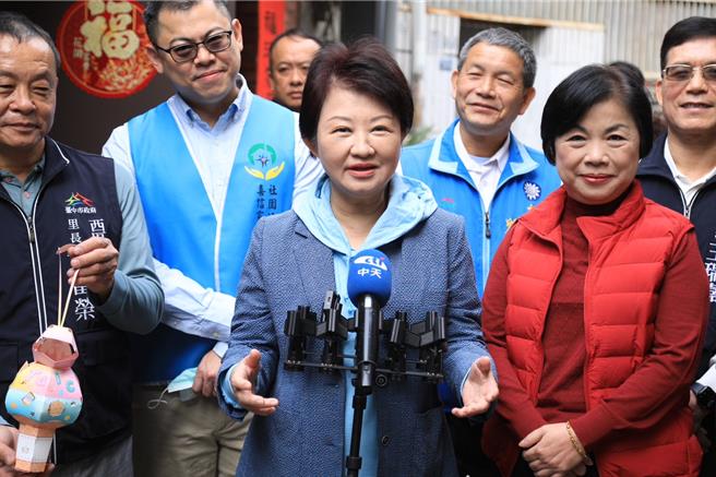 台中市长卢秀燕（中）26日到西区探视街友，针对全台罢免立委行动议题，她认为，台中蓝绿被点名罢免的8席立委都很尽责、做得很好，希望大家支持他们。（张妍溱摄）