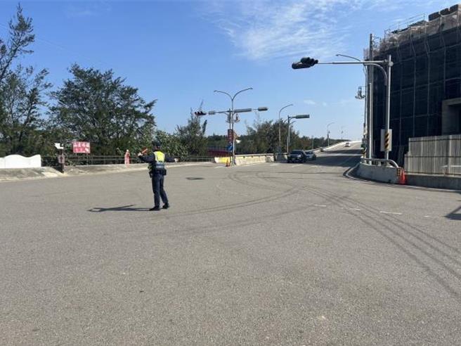 辖区通霄警分局为能有效解决春期间进香人潮车潮壅塞问题，将从1月29日至2月2日（大年初一至大年初五） 每日8至18时，对拱天宫周边路段实施交通管制。（通霄警分局提供／谢明俊苗栗传真）