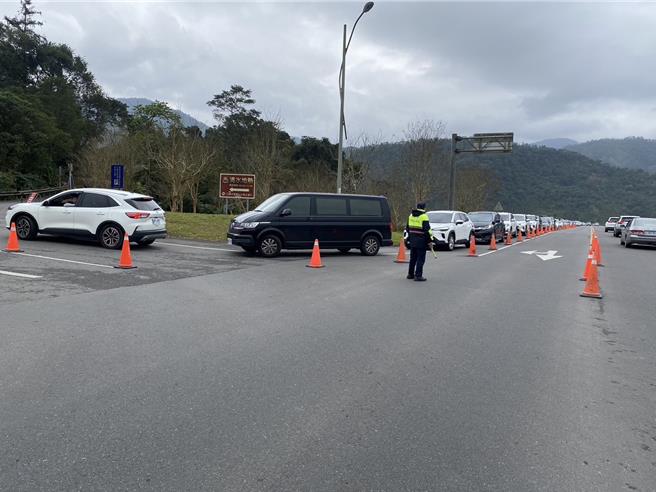 今上午10时清水地热启动停车场总量管制措施，实施一出一进管制作业。（警方提供／吴佩蓉宜兰传真）