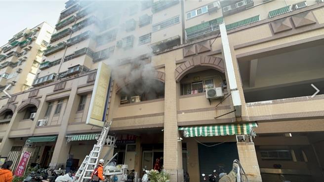 台南市北区一家水电工程行26日上午发生火警，老板手臂遭烧伤送医无大碍。（读者提供／程炳璋台南传真）