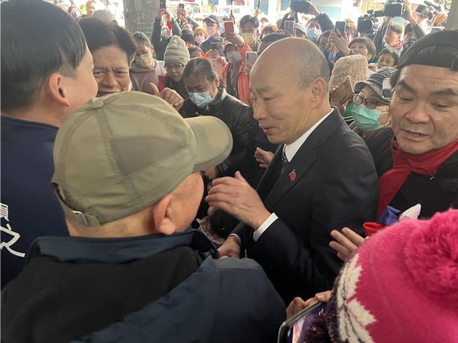 立法院长韩国瑜受邀参加叶元之增设服务处开幕，与现场民眾互动致意。（吕健豪摄）