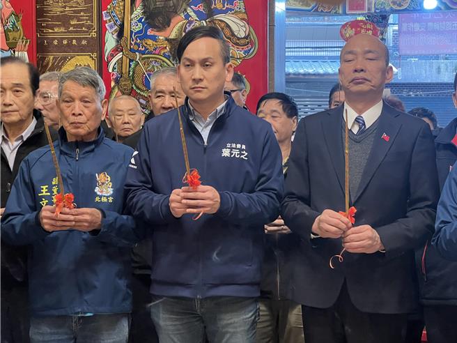 虽后韩国瑜与叶元之还一同到庙宇参拜。（吕健豪摄）