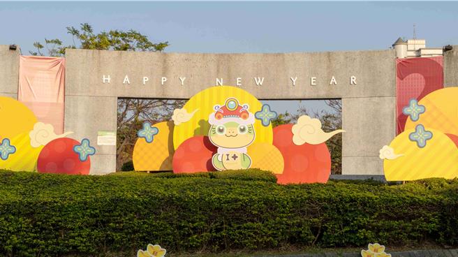 迎農曆蛇年進入倒數，嘉義市政府為增添年節氣氛，在市場、公園營造蛇年主題節慶裝置，每個地點都獨具特色。(嘉義市政府提供／呂妍庭嘉義傳真)