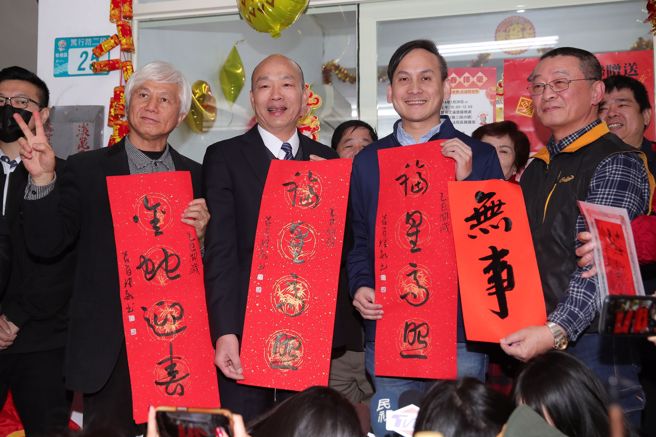 立法院长韩国瑜（左二）26日到新北市板桥溪崑地区，参加国民党立委叶元之（右二）举办的挥毫送春联活动，受到民眾热情欢迎。韩国瑜致词时盛讚叶元之是个合格又有学识的立委。（黄世麒摄）