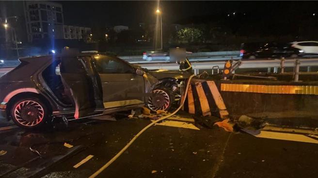 国道一号杨梅休息站昨（25日）晚发生自撞分隔岛火烧车，已造成倪姓男驾驶及3名小孩共4人死亡、展姓妻子及3名孩童共4人重伤。（国道公路警察局提供）