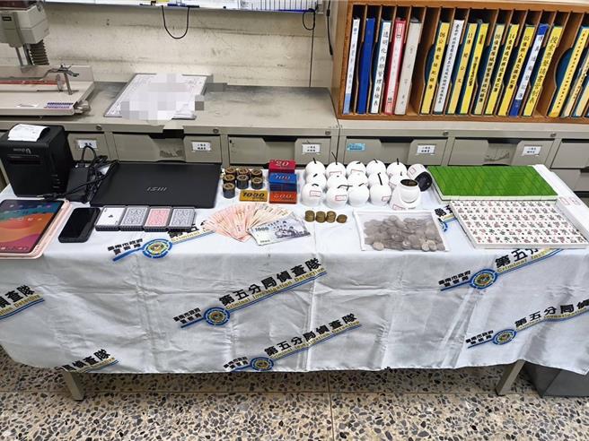 台南市北区警方25日晚间突击一家棋牌社，查获赌资与赌博用具，逮回包括姓负责人与赌客共37人。（读者提供／程炳璋台南传真）