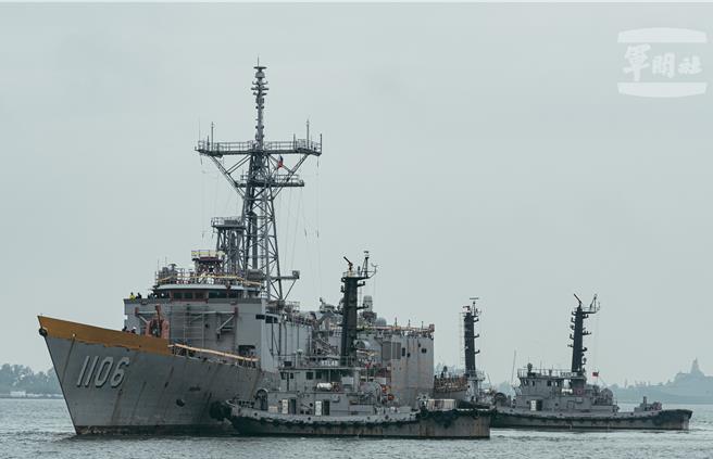 岳飞军舰由拖驳船带进船坞，准备进行大修。（军闻社提供）