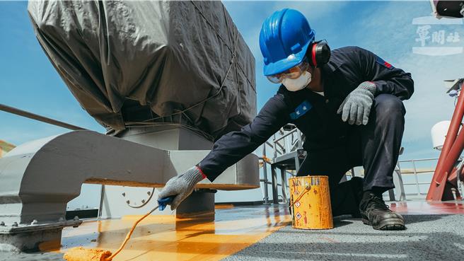 官兵上底漆。（军闻社提供）