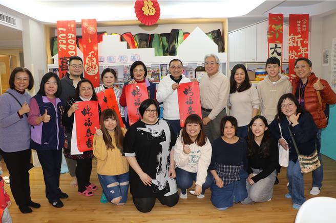 新北市長侯友宜感謝永和童心家園全體工作人員在過年期間仍要輪流照顧孩子。（新北市社會局提供）