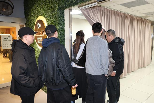 林叶亭（中）到二殡相验遗体。（谢采恩摄）