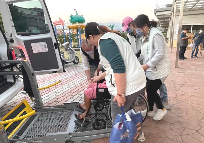 台南市社会局过年期间持续派人员与志工团体进驻灾区现场，协助灾民安置与各界捐助物资等问题。（台南市社会局提供／程炳璋台南传真）