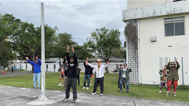 台東縣政府推出全新賀歲曲「饒蛇」，各局處首長在開拍前賣力排練。（台東縣政府提供／蕭嘉蕙台東傳真）