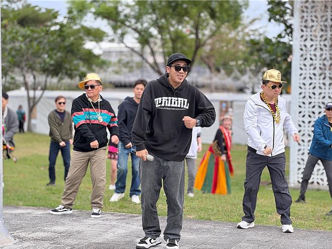 台東縣副縣長王志輝（右）換上一身勁裝排練，架式十足。（台東縣政府提供／蕭嘉蕙台東傳真）