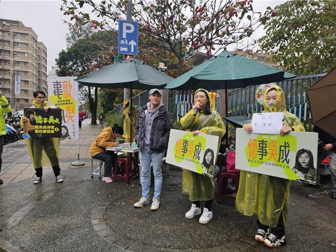 「忆事吴成‧蟾蜍克星」团队26日在北市万华区双和市场设站募集民眾签署罢免吴沛忆意向书，连同25日在南门市场设站搜集到的意向书，团队指出募集份数已达未来正式罢免连署书第一阶段门槛逾9成。（谢佳君摄）